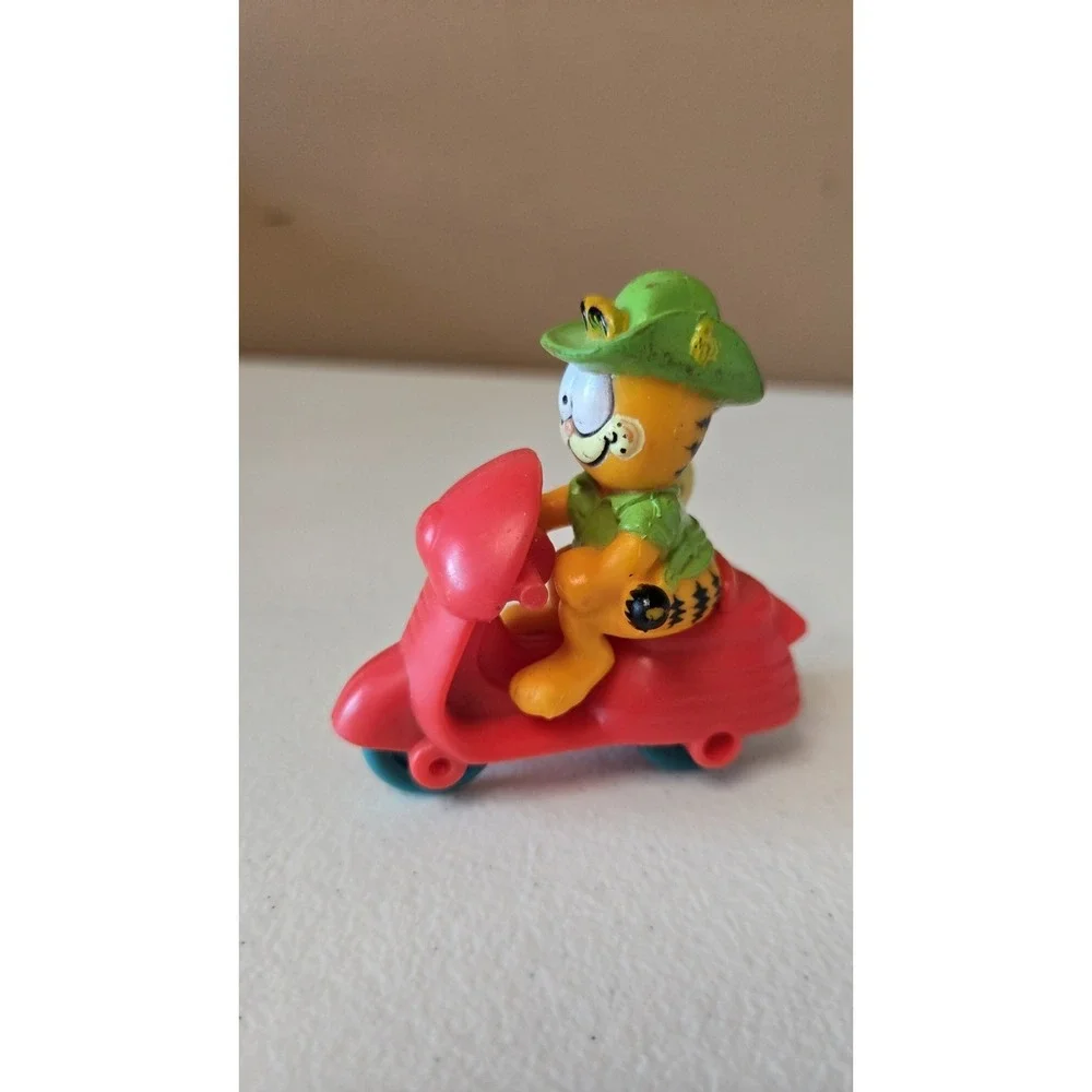 Vintage Garfield Ans Odie On‎ Vespa Scooter Figure Toy